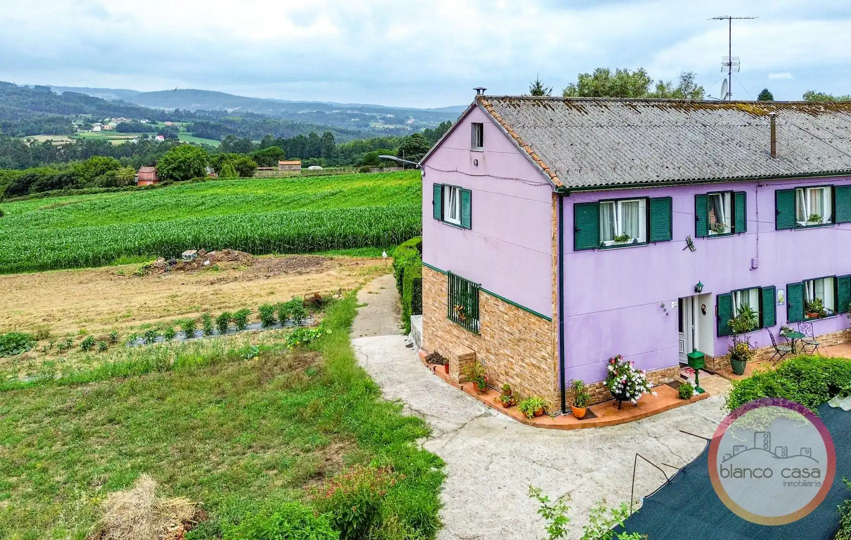Vista exterior de Casa o xalet en venda en Carballo amb Jardí privat i Traster