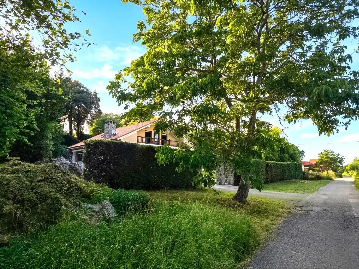 Vista exterior de Casa o chalet en venta en Villaescusa (Cantabria) con Calefacción, Jardín privado y Terraza