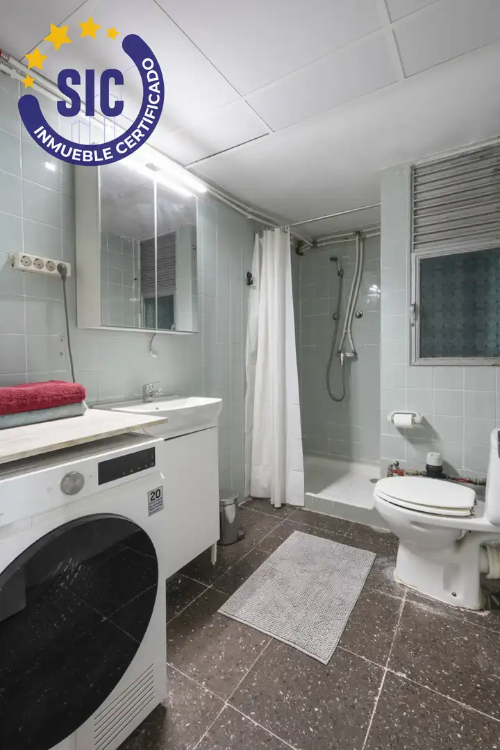 Bathroom of Flat for sale in Valencia  with Air Conditioner and Terrace