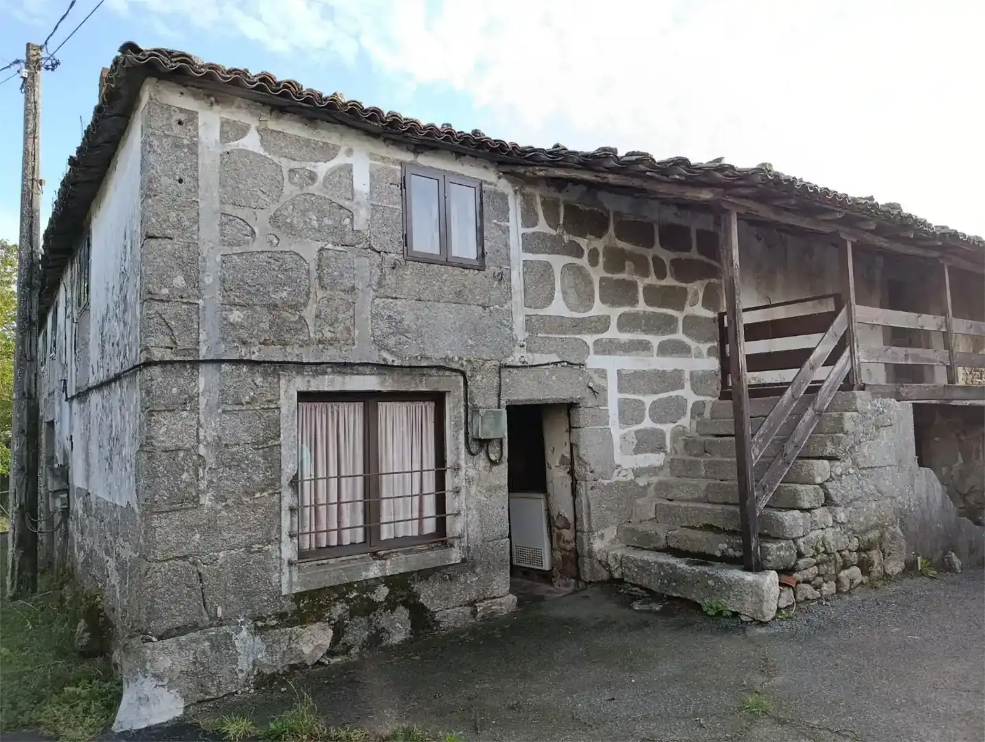 Außenansicht von Einfamilien-Reihenhaus zum Verkauf in Taboada mit Privatgarten und Balkon