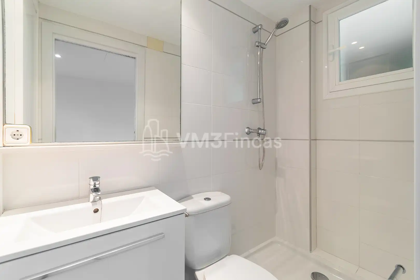 Badezimmer von Wohnung zur Miete in Barcelona mit Klimaanlage, Heizung und Parkett