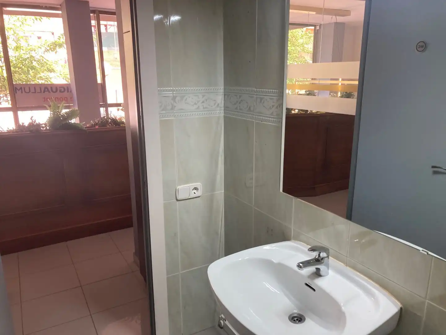 Baño de Local de alquiler en Mollerussa con Aire acondicionado