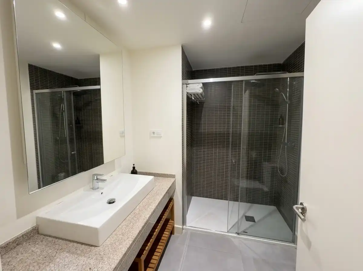 Bany de Apartament en venda en Madrid amb Aire condicionat i Moblat