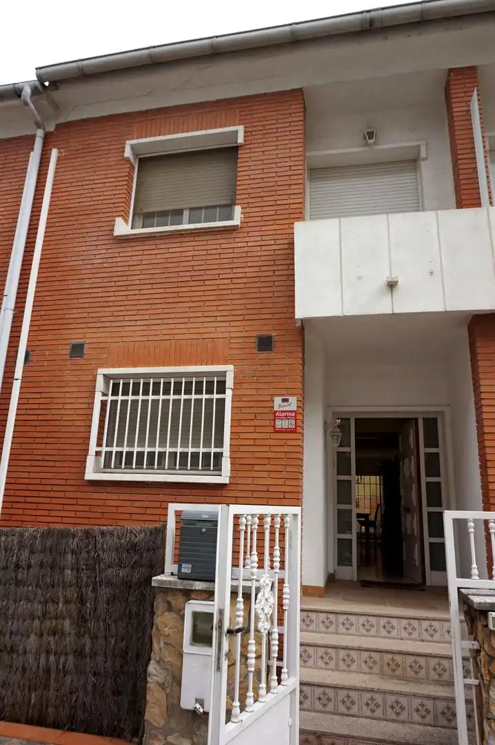 Vista exterior de Casa adosada en venta en Tordera con Aire acondicionado, Calefacción y Jardín privado