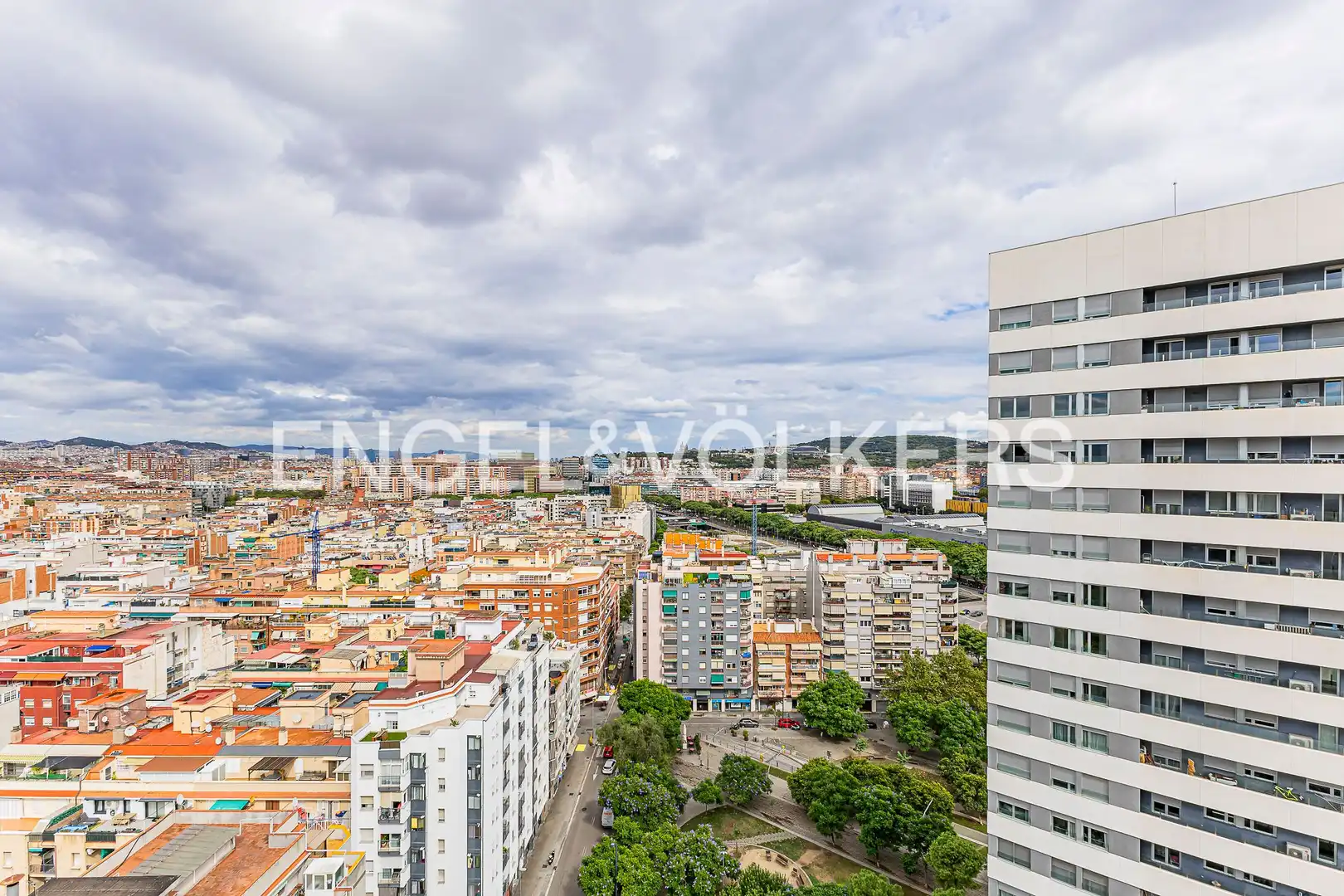 Vista exterior de Àtic en venda en L'Hospitalet de Llobregat amb Aire condicionat, Calefacció i Parquet