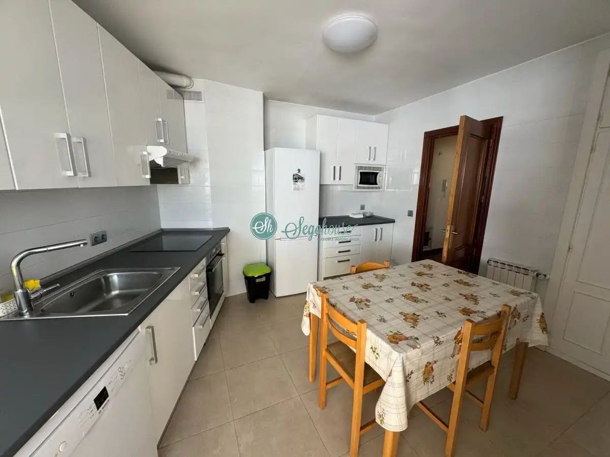 Cuina de Pis en venda en Segovia amb Calefacció, Parquet i Terrassa