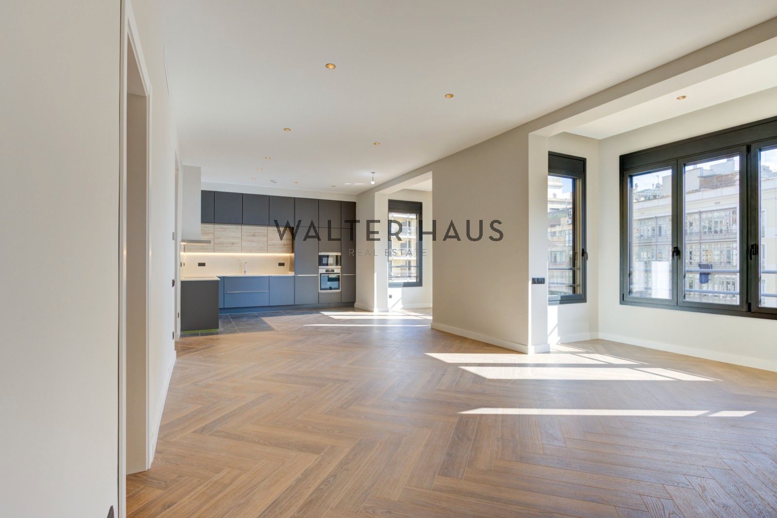 Exterior view of Flat for sale in  Barcelona Capital  with Air Conditioner, Heating and Oven