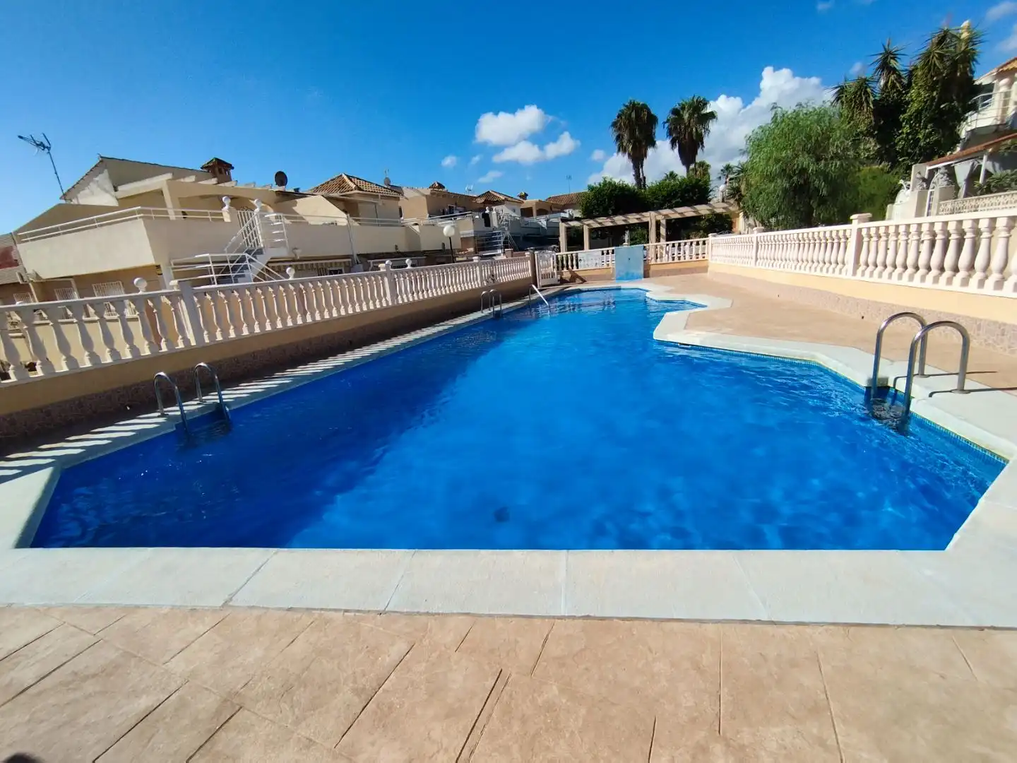 Piscina de Casa adosada en venda en Torrevieja amb Aire condicionat, Calefacció i Jardí privat