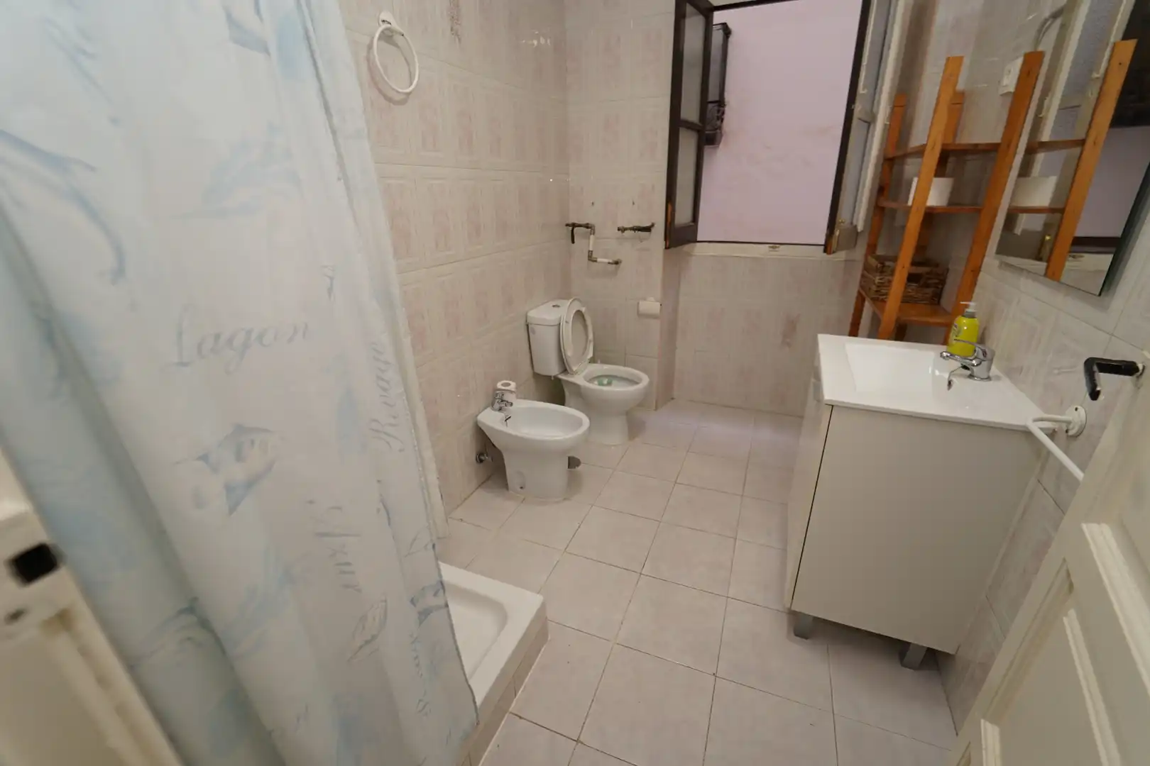 Bathroom of Flat for rent in Granada  with Air Conditioner, Furnished and Washing machine