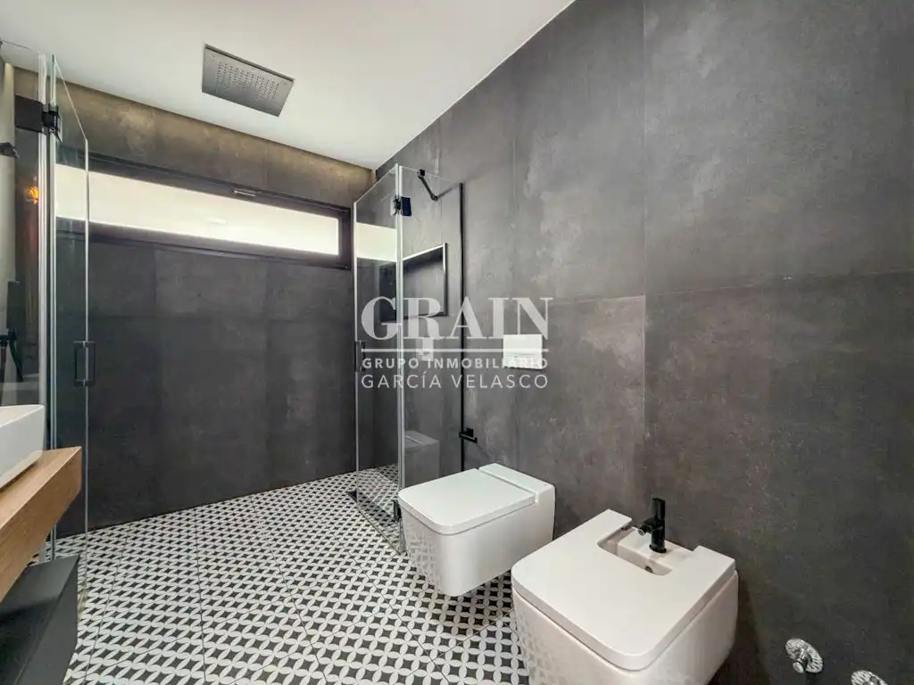 Badezimmer von Dachboden zur Miete in Albacete mit Heizung, Terrasse und Balkon
