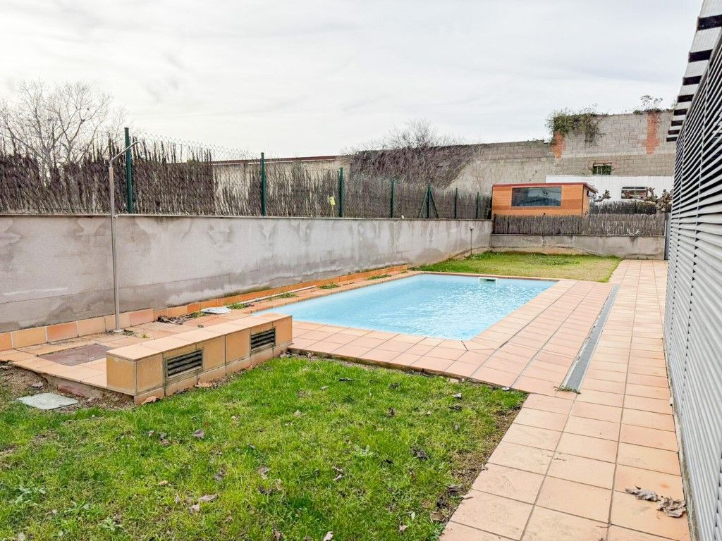 Swimming pool of Duplex for sale in Figueres  with Air Conditioner