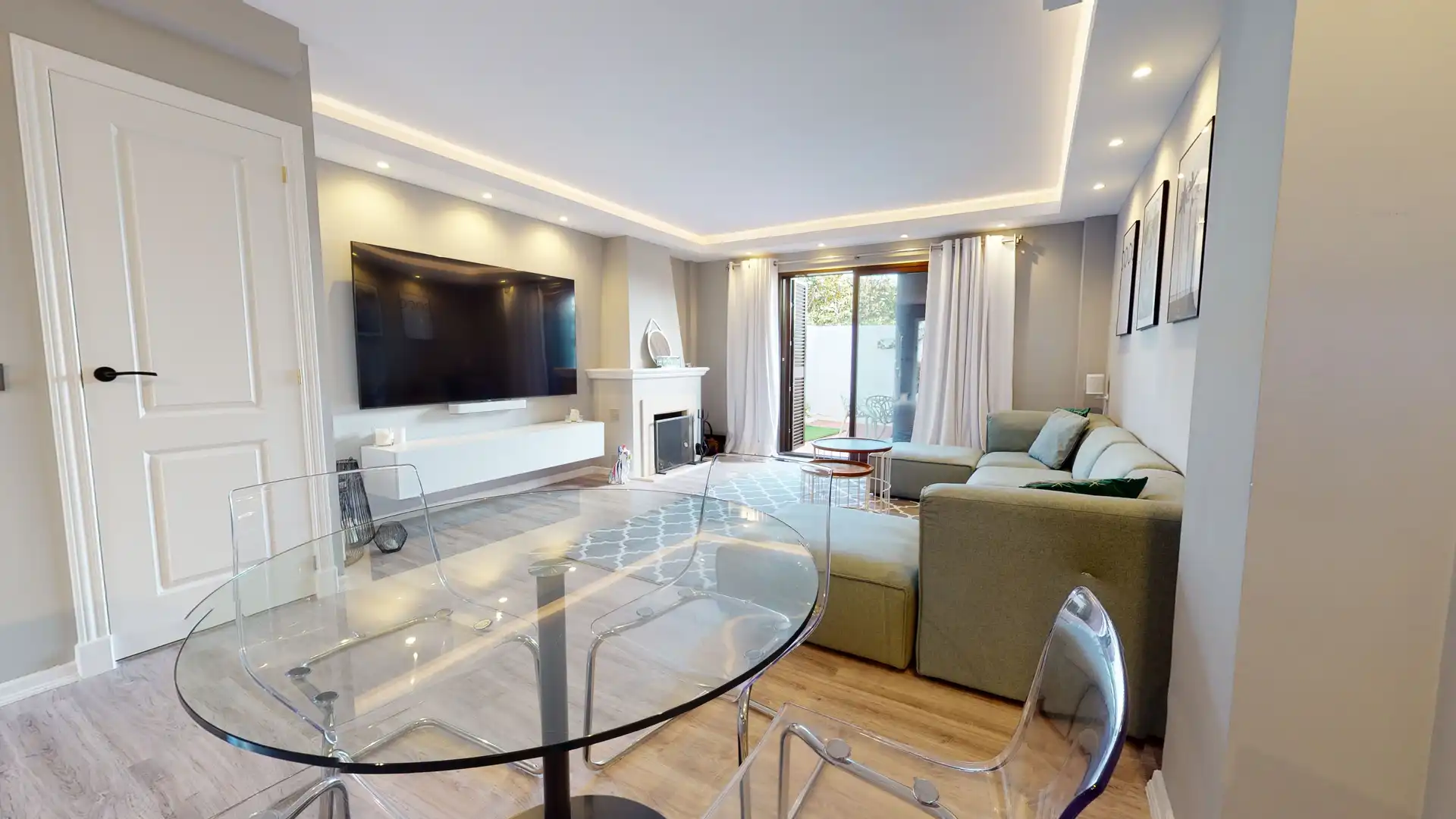 Sala de estar de Casa adosada de alquiler en Estepona con Aire acondicionado, Calefacción y Terraza