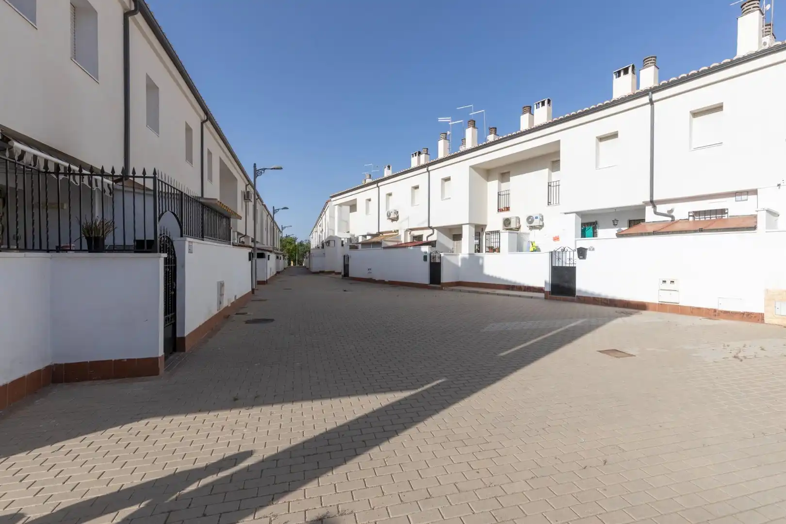 Vista exterior de Casa adosada en venta en Guadix con Aire acondicionado y Terraza