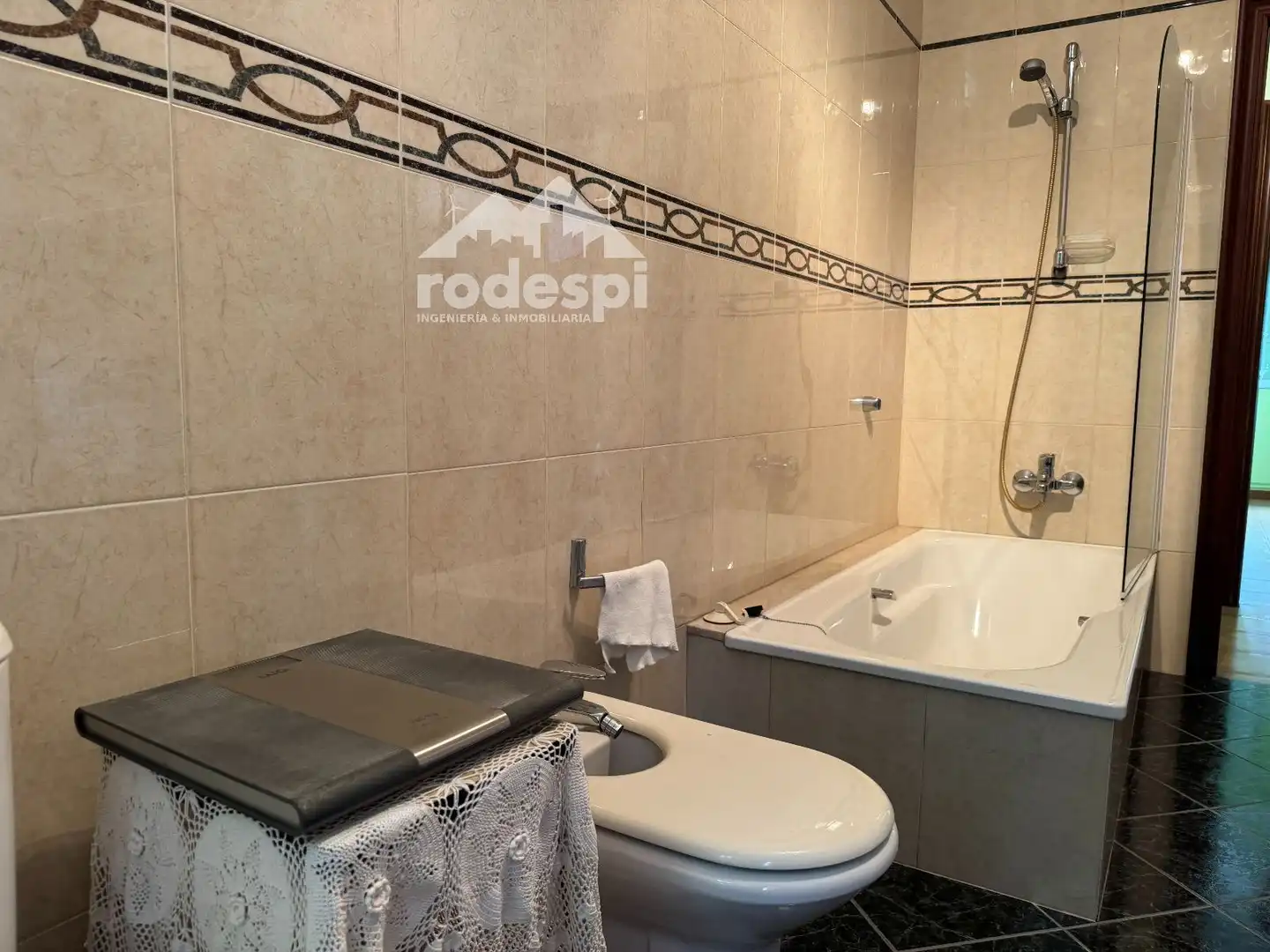 Badezimmer von Haus oder Chalet zum Verkauf in Sanxenxo mit Heizung, Abstellraum und Möbliert