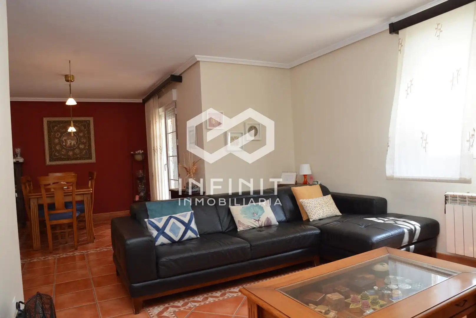 Sala d'estar de Casa adosada en venda en Torrejón del Rey amb Calefacció, Jardí privat i Terrassa