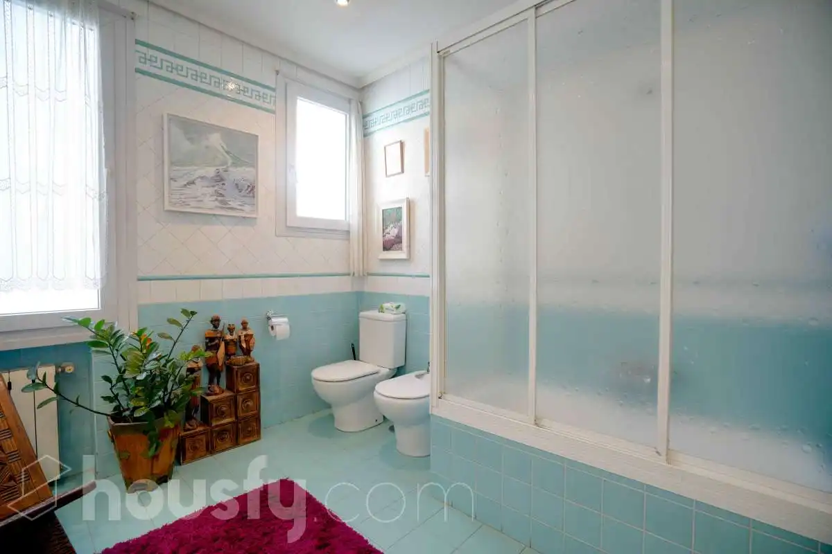 Baño de Ático en venta en Madrid con Aire acondicionado, Calefacción y Parquet