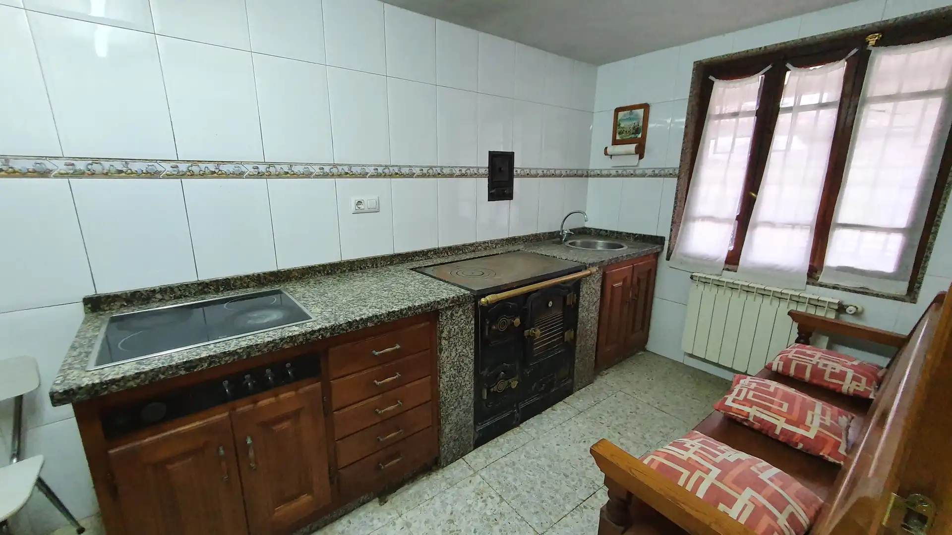 Cuina de Casa adosada en venda en Cabrales amb Calefacció, Terrassa i Balcó