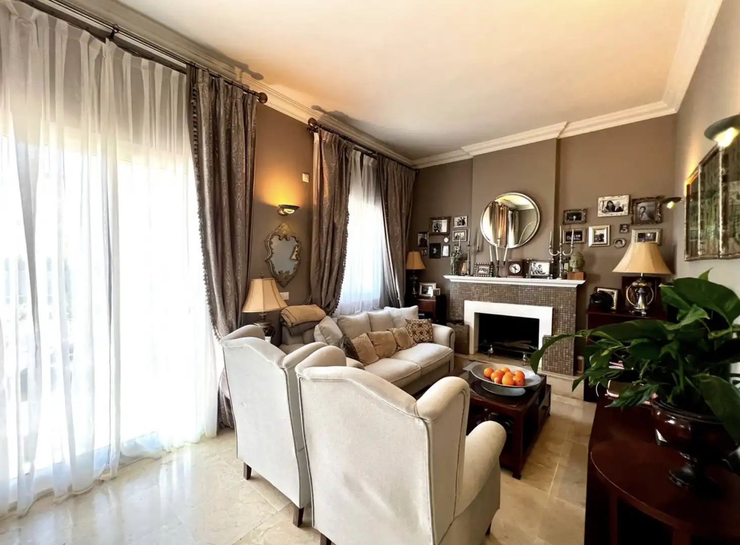 Sala d'estar de Casa o xalet en venda en Istán amb Aire condicionat, Jardí privat i Terrassa