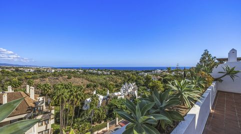 Exclusivo ático dúplex con vistas panorámicas, 2 dormitorios, 2 baños justo al lado de la infame Milla de Oro, Marbella.