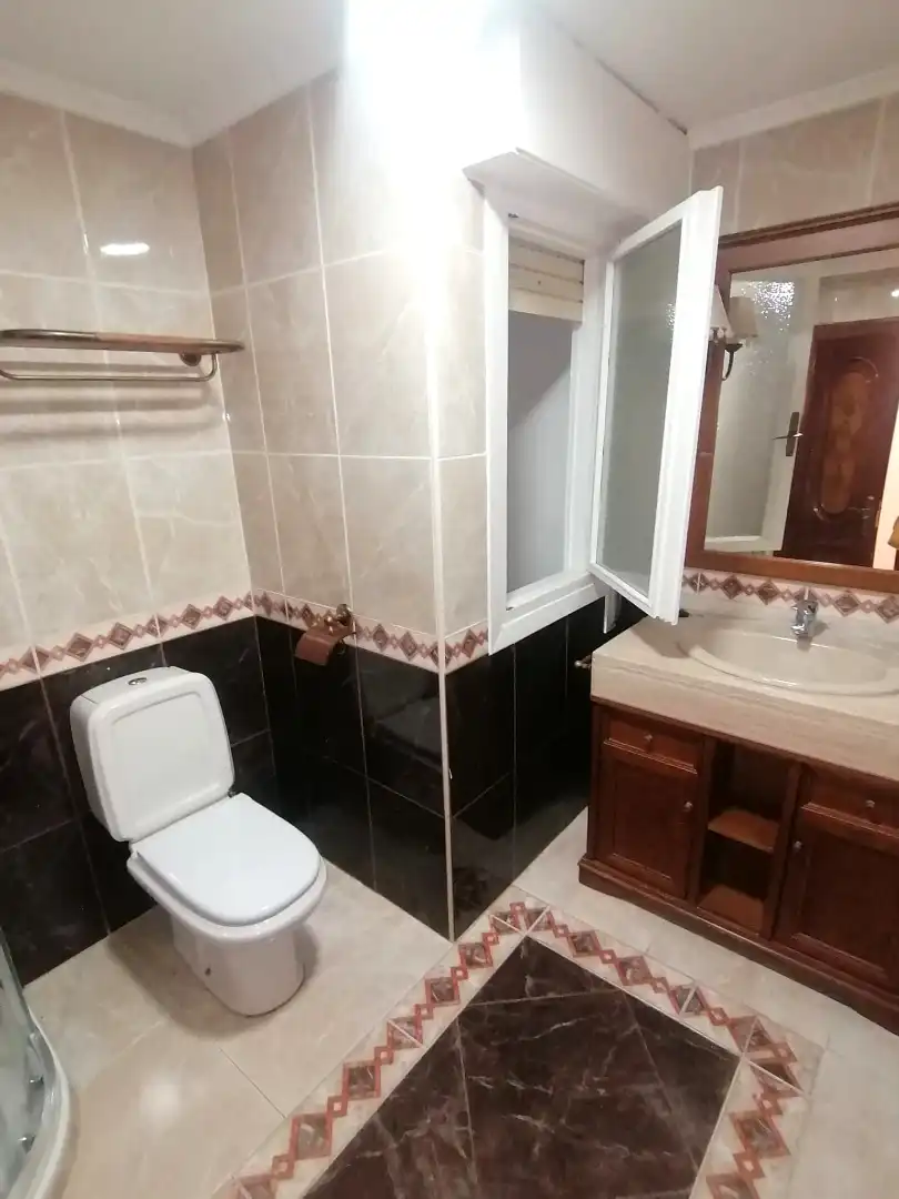 Badezimmer von Wohnung zur Miete in Gijón  mit Heizung, Parkett und Terrasse