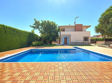 Xalet amb piscina en venda a Calle MODERNISME