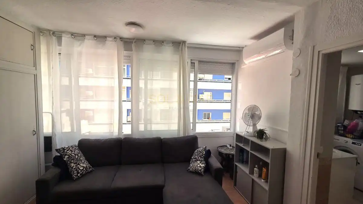 Sala d'estar de Apartament en venda en Torremolinos amb Aire condicionat, Calefacció i Moblat