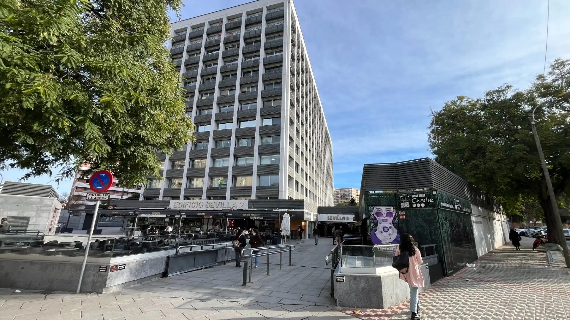 Vista exterior de Local en venta en  Sevilla Capital con Aire acondicionado