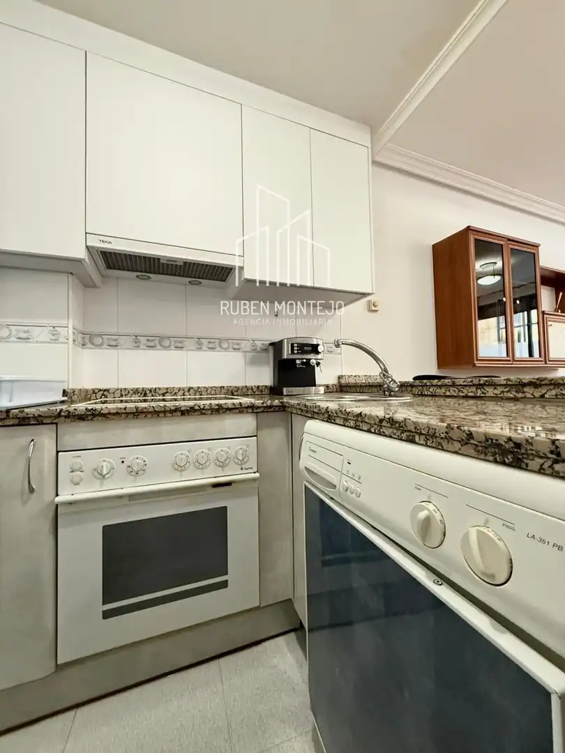 Cuina de Apartament de lloguer en Salamanca amb Calefacció, Terrassa i Moblat