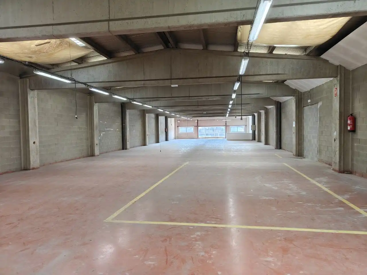 Parkplatz von Fabrikhallen zur Miete in Sant Feliu de Llobregat