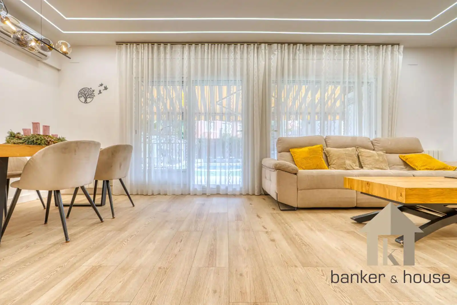 Living room of Detached homes for sale in Cerdanyola del Vallès  with Air Conditioner, Heating and Private garden