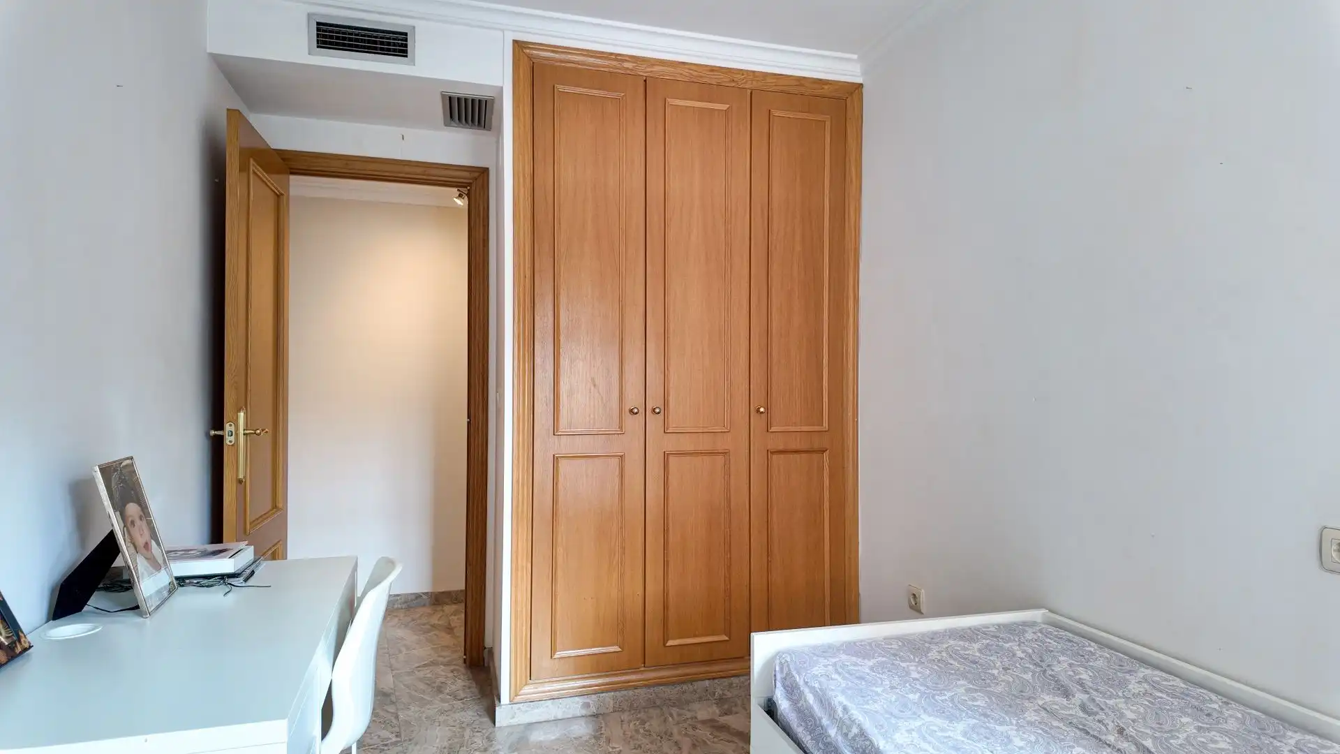 Bedroom of Flat for rent in Valencia  with Air Conditioner, Heating and Terrace