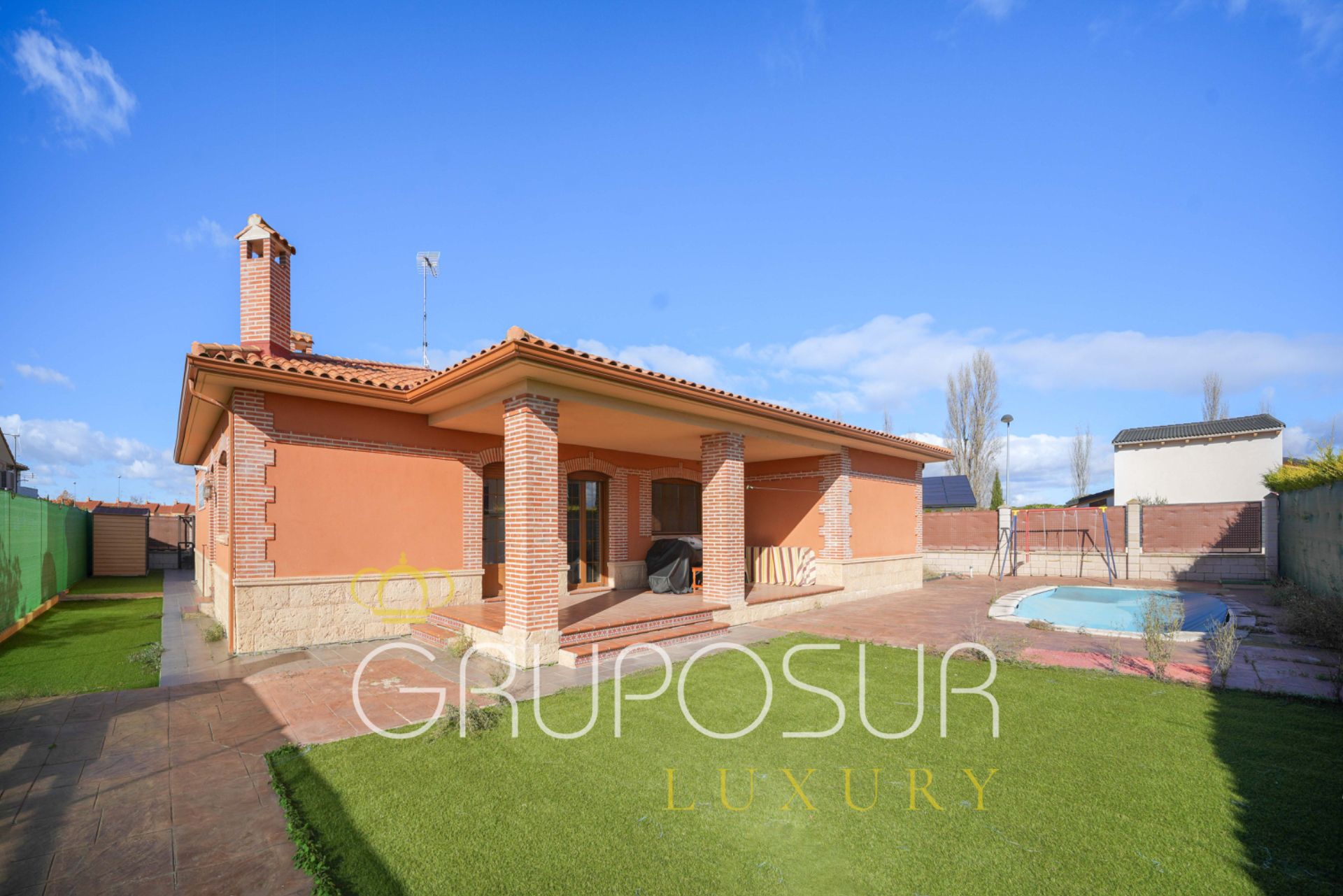 Exterior view of House or chalet for sale in Aldeamayor de San Martín  with Heating, Private garden and Terrace
