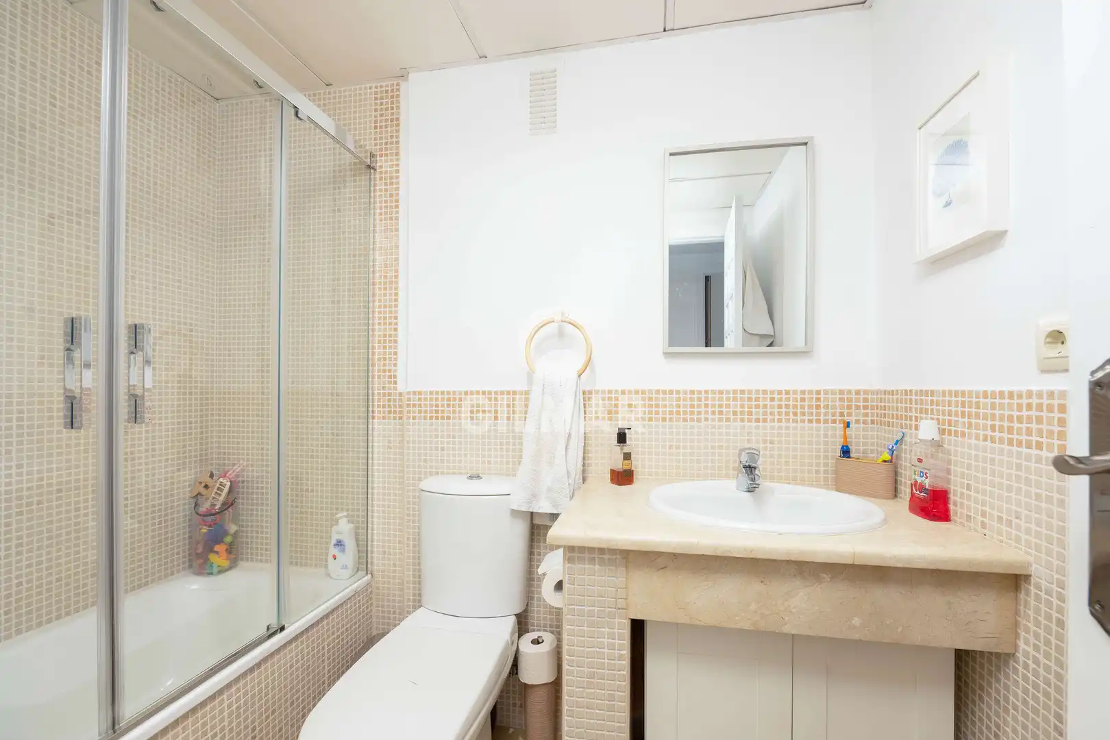 Badezimmer von Einfamilien-Reihenhaus zum Verkauf in Tarifa mit Heizung, Privatgarten und Schwimmbad