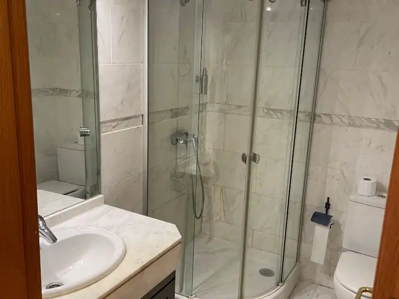 Bany de Pis en venda en Pozuelo de Alarcón amb Aire condicionat, Terrassa i Balcó