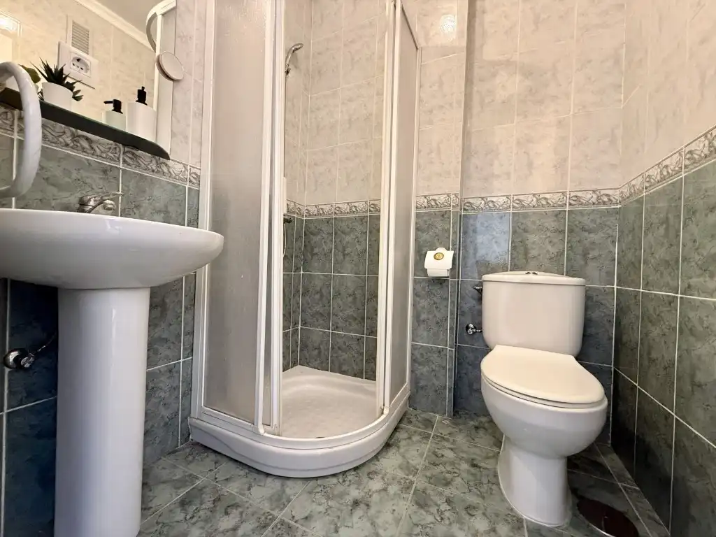 Badezimmer von Wohnung zum Verkauf in Benicasim / Benicàssim mit Waschmaschine und Balkon