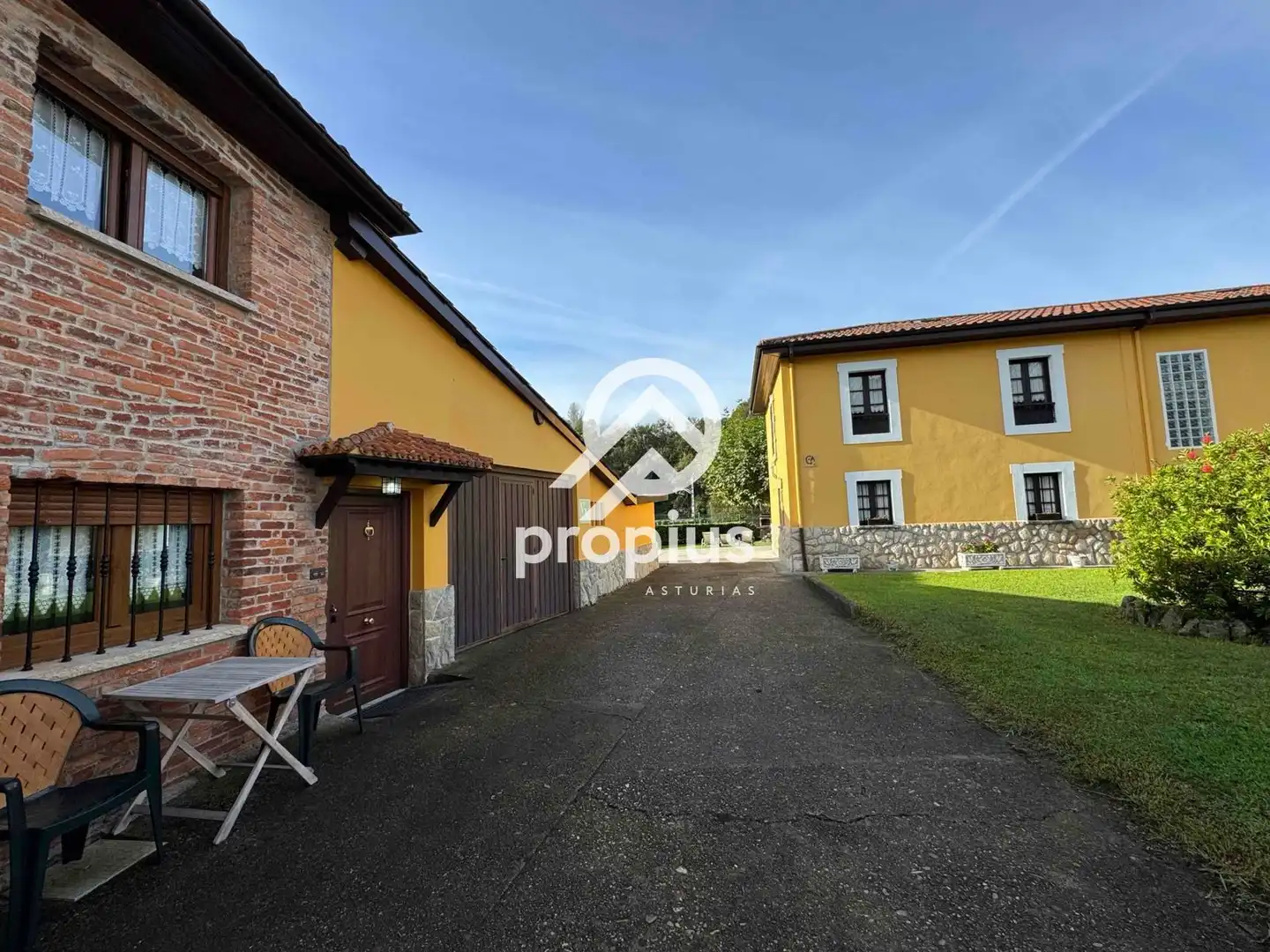 Vista exterior de Casa o chalet en venta en Parres con Calefacción, Jardín privado y Parquet