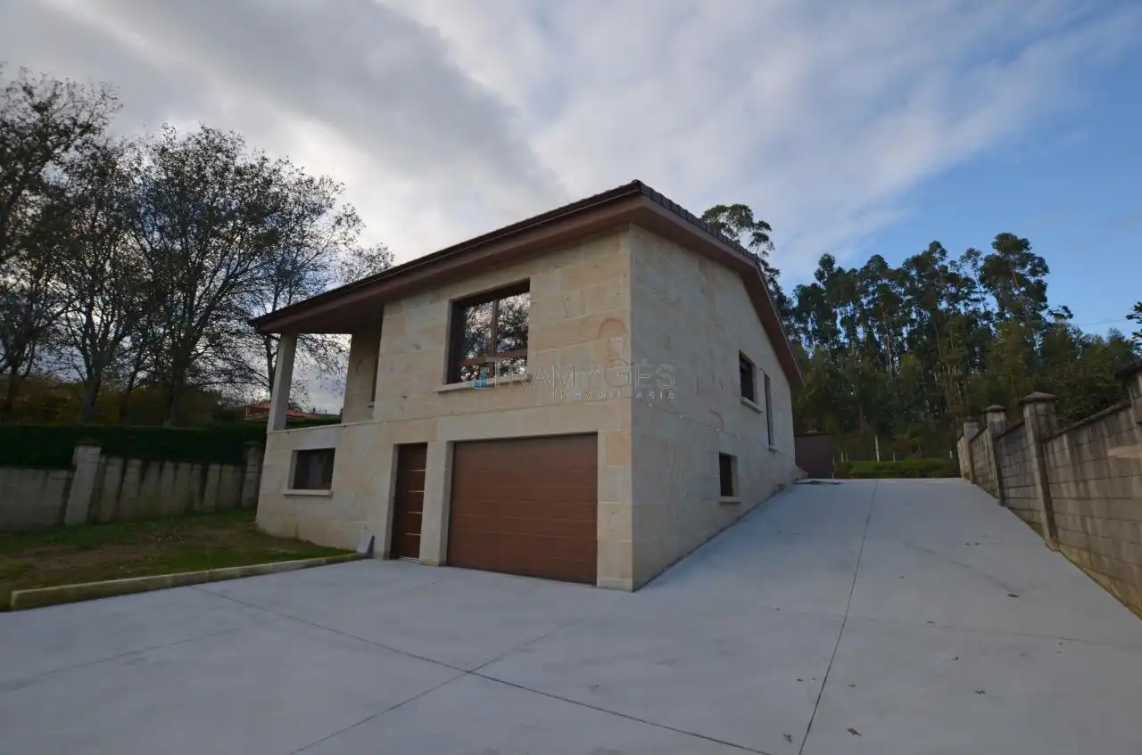 Vista exterior de Casa o xalet en venda en Tomiño amb Calefacció, Jardí privat i Terrassa