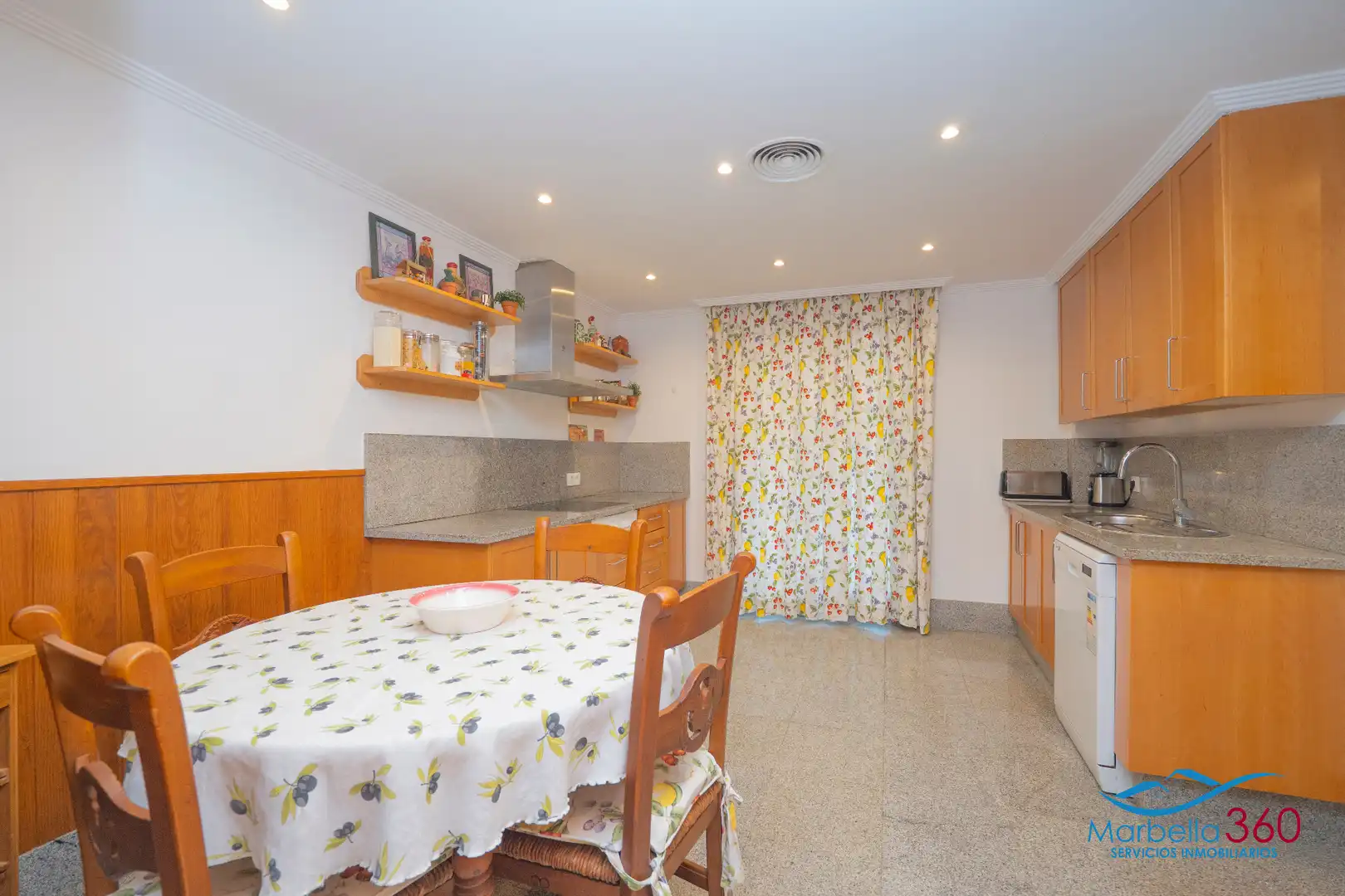 Cocina de Casa adosada en venta en Marbella con Aire acondicionado, Calefacción y Jardín privado