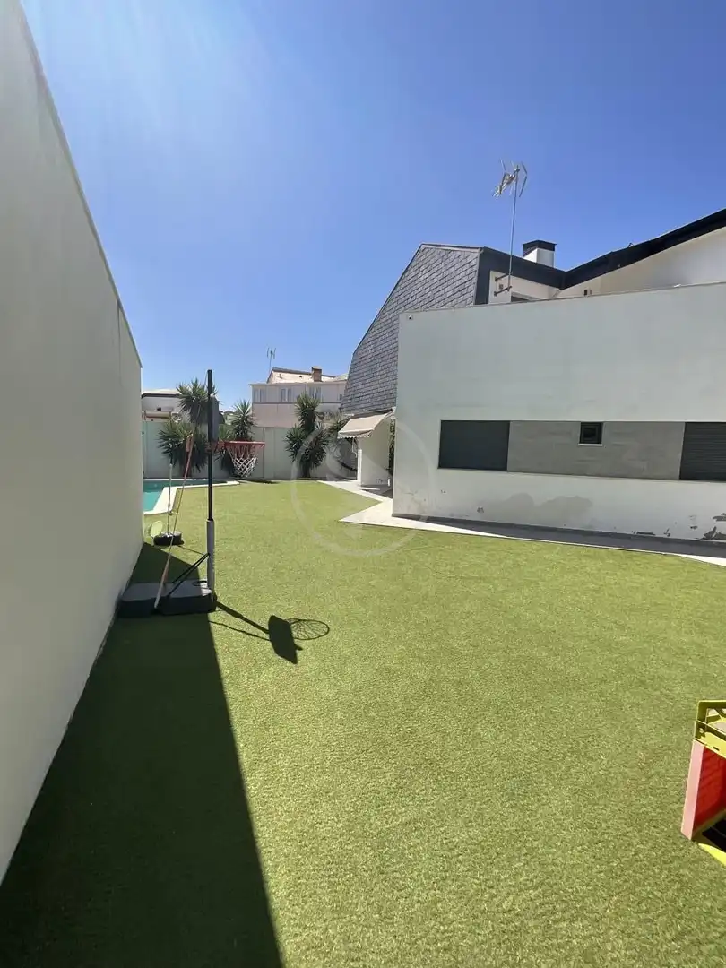 Terrassa de Casa o xalet en venda en Linares amb Aire condicionat, Jardí privat i Piscina