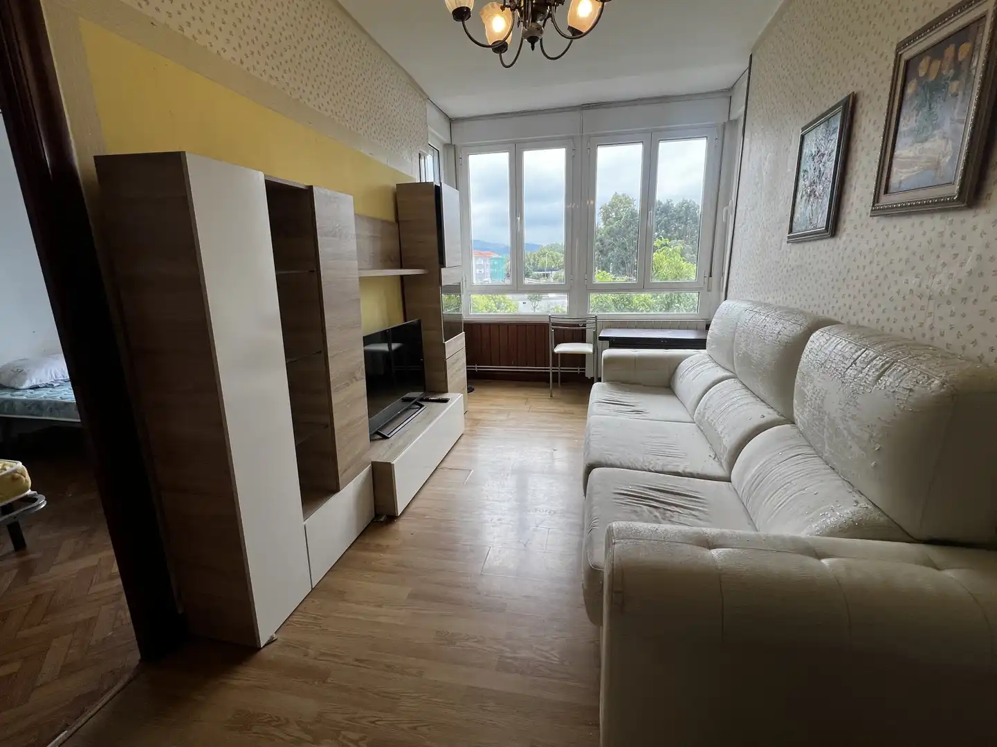 Sala de estar de Piso en venta en Torrelavega  con Calefacción, Jardín privado y Parquet