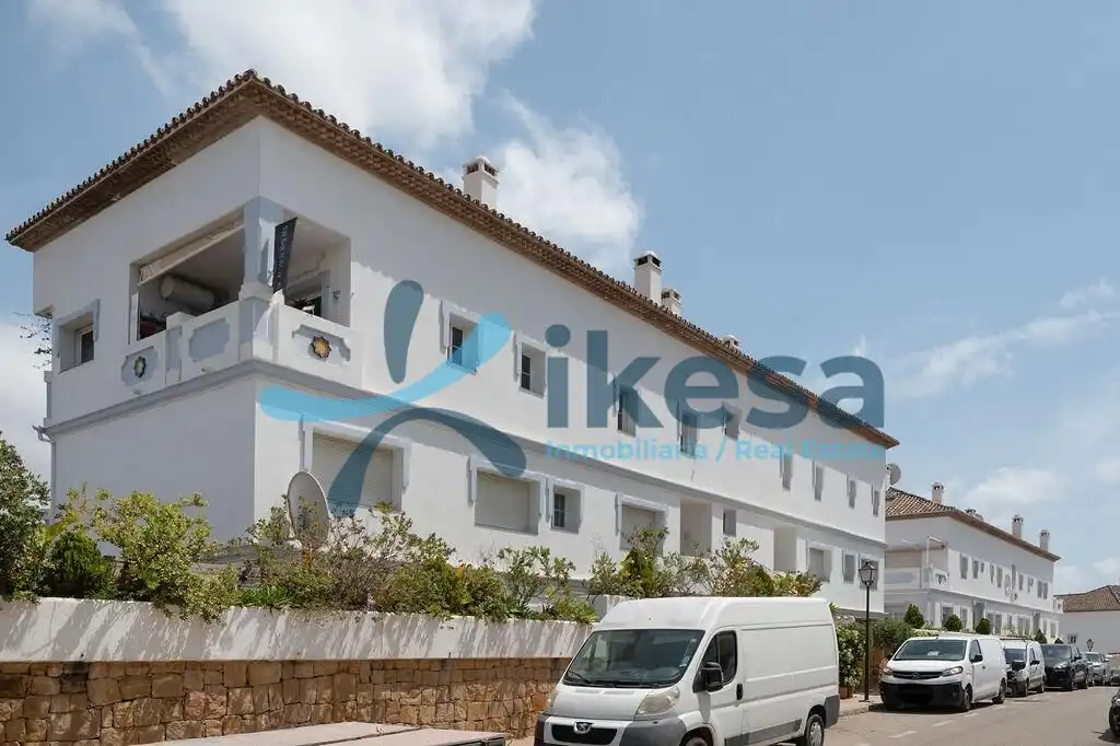Vista exterior de Dúplex en venda en Marbella amb Piscina comunitària