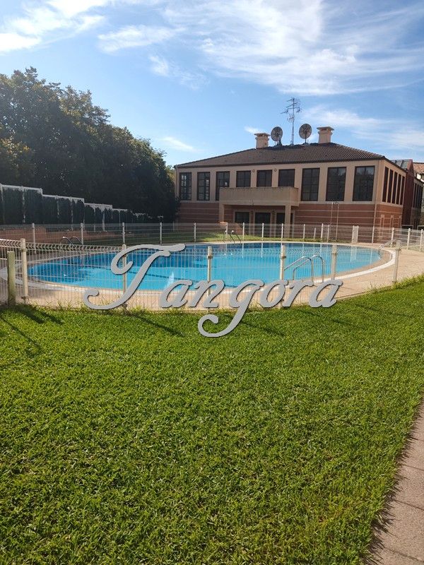 Piscina de Dúplex en venda en Getxo  amb Calefacció, Traster i Forn