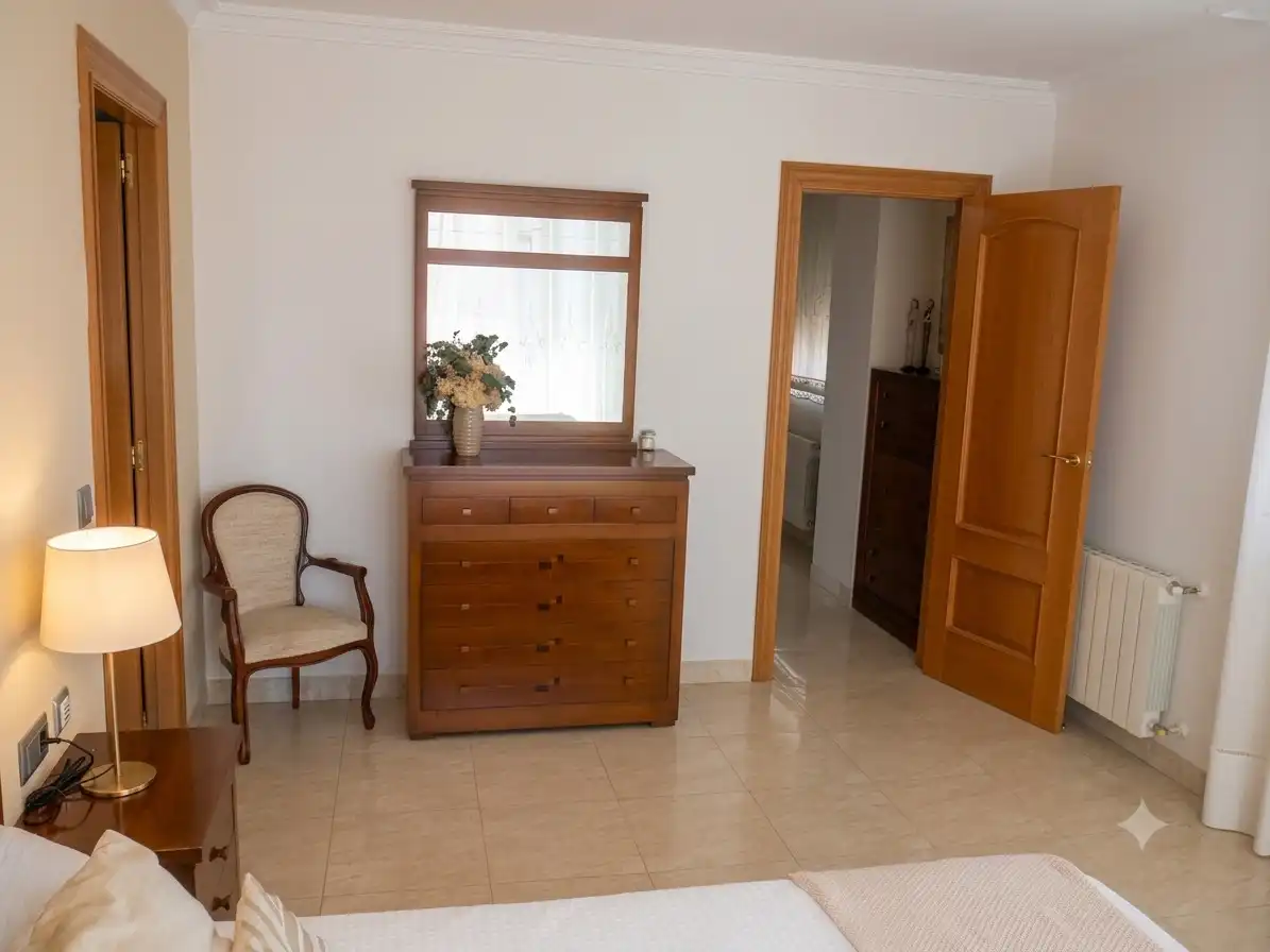 Dormitori de Casa adosada en venda en Sagunto / Sagunt amb Aire condicionat, Calefacció i Jardí privat