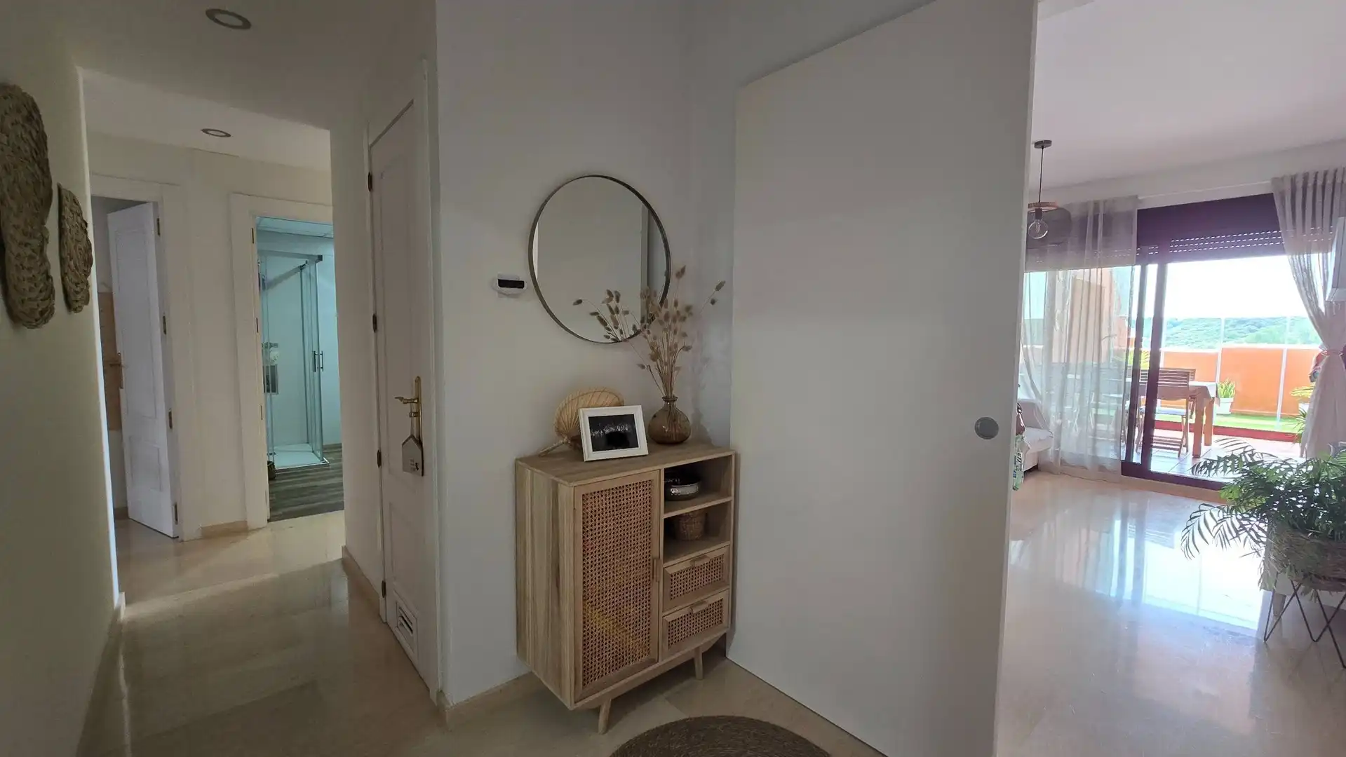 Wohnungen zum Verkauf in Manilva mit Klimaanlage, Privatgarten und Terrasse