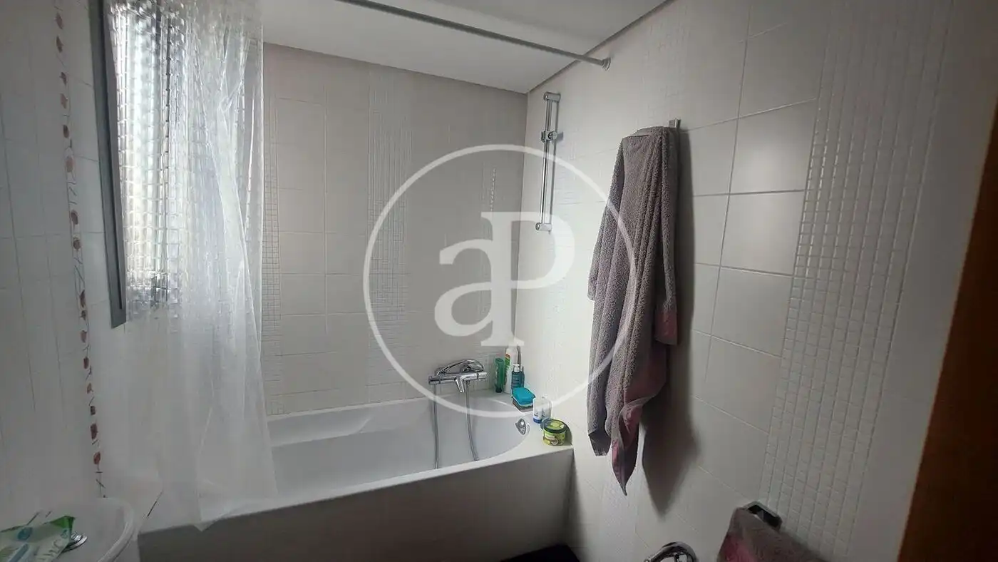 Bathroom of Flat for rent in Valencia  with Air Conditioner, Terrace and Furnished