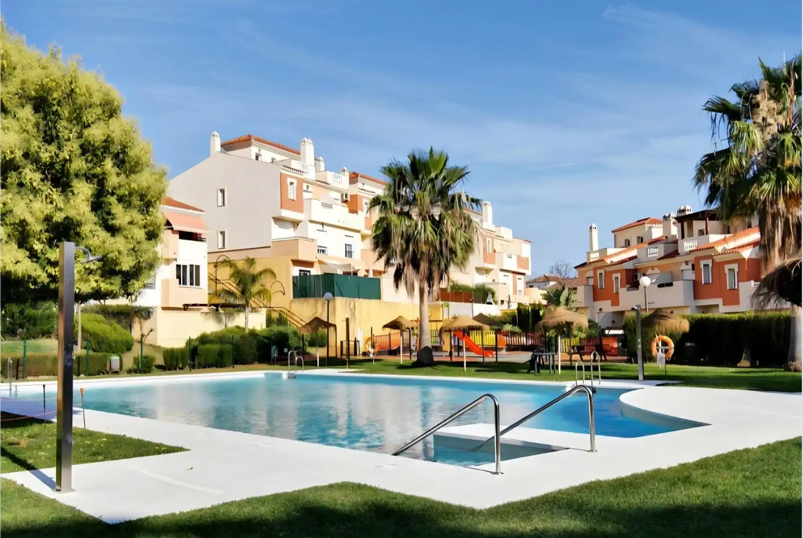 Vista exterior de Piso en venta en Rincón de la Victoria con Terraza, Amueblado y Piscina comunitaria