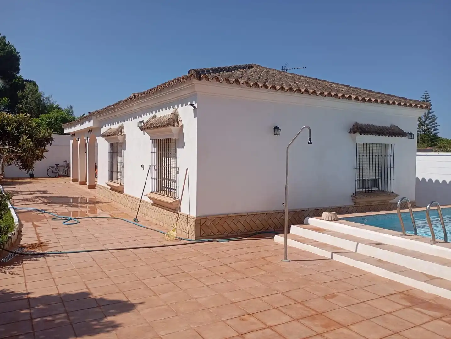 Vista exterior de Casa o chalet en venta en Chiclana de la Frontera con Jardín privado y Piscina comunitaria