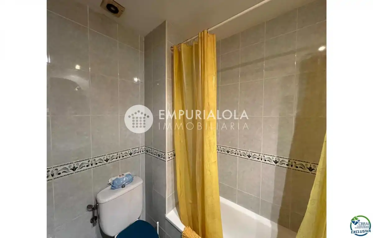 Bathroom of Apartments for sale in Figueres