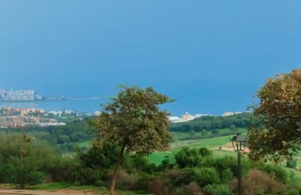 Einfamilien-Reihenhaus zum Verkauf in Casares mit Klimaanlage, Privatgarten und Terrasse