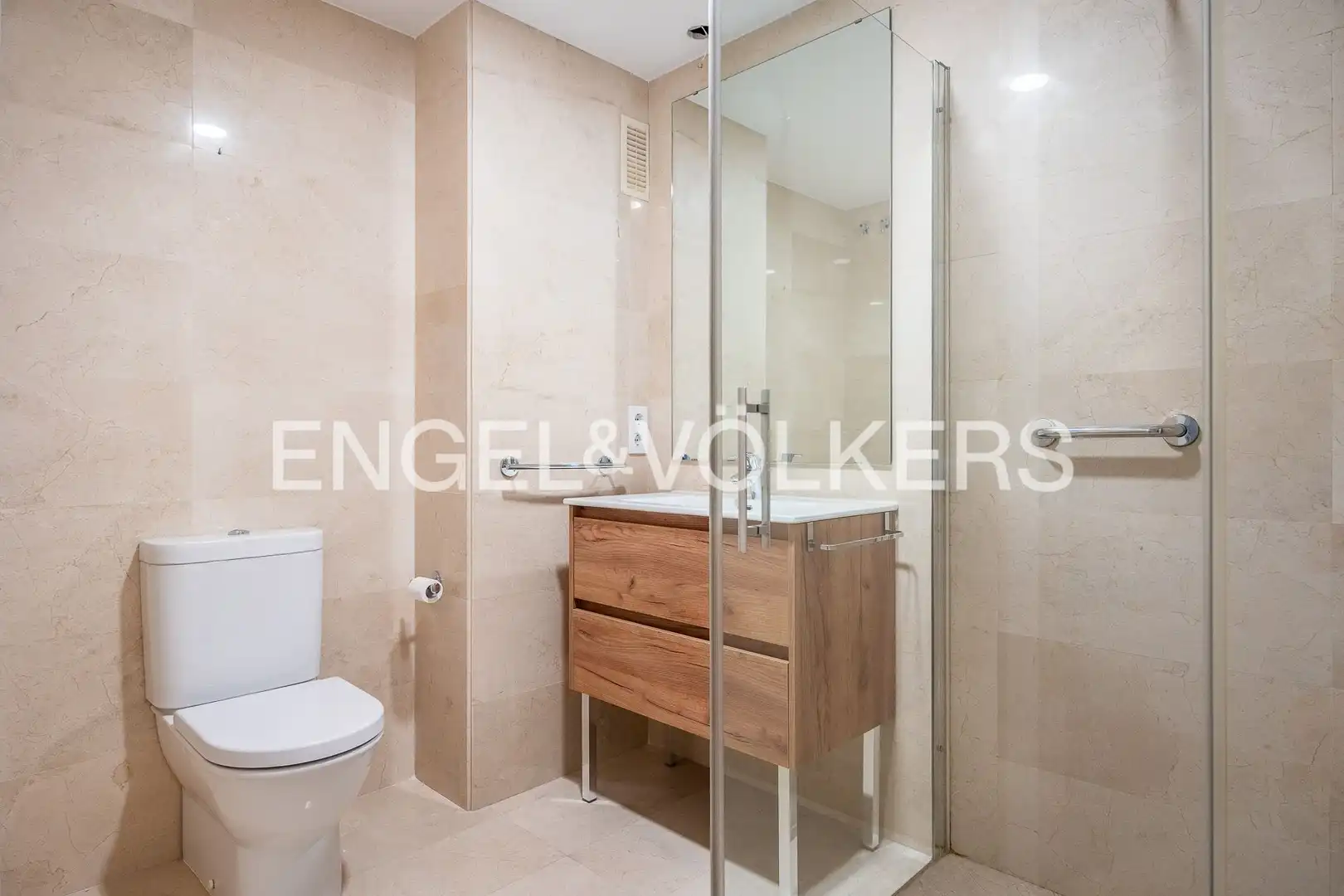 Baño de Piso de alquiler en Sevilla con Aire acondicionado, Calefacción y Piscina